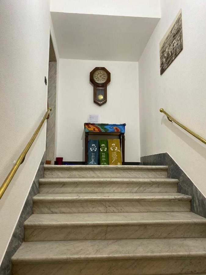 B&B Dormire Dai Grimaldi Genua Exteriör bild