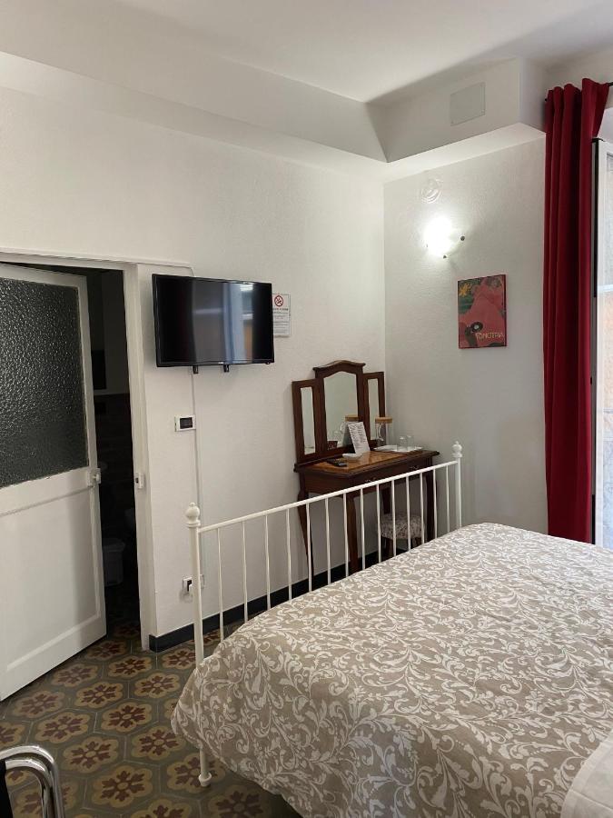 B&B Dormire Dai Grimaldi Genua Exteriör bild